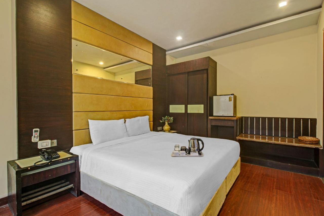 Oyo Townhouse 707 Grand Krishna Hotel Хидерабад Екстериор снимка